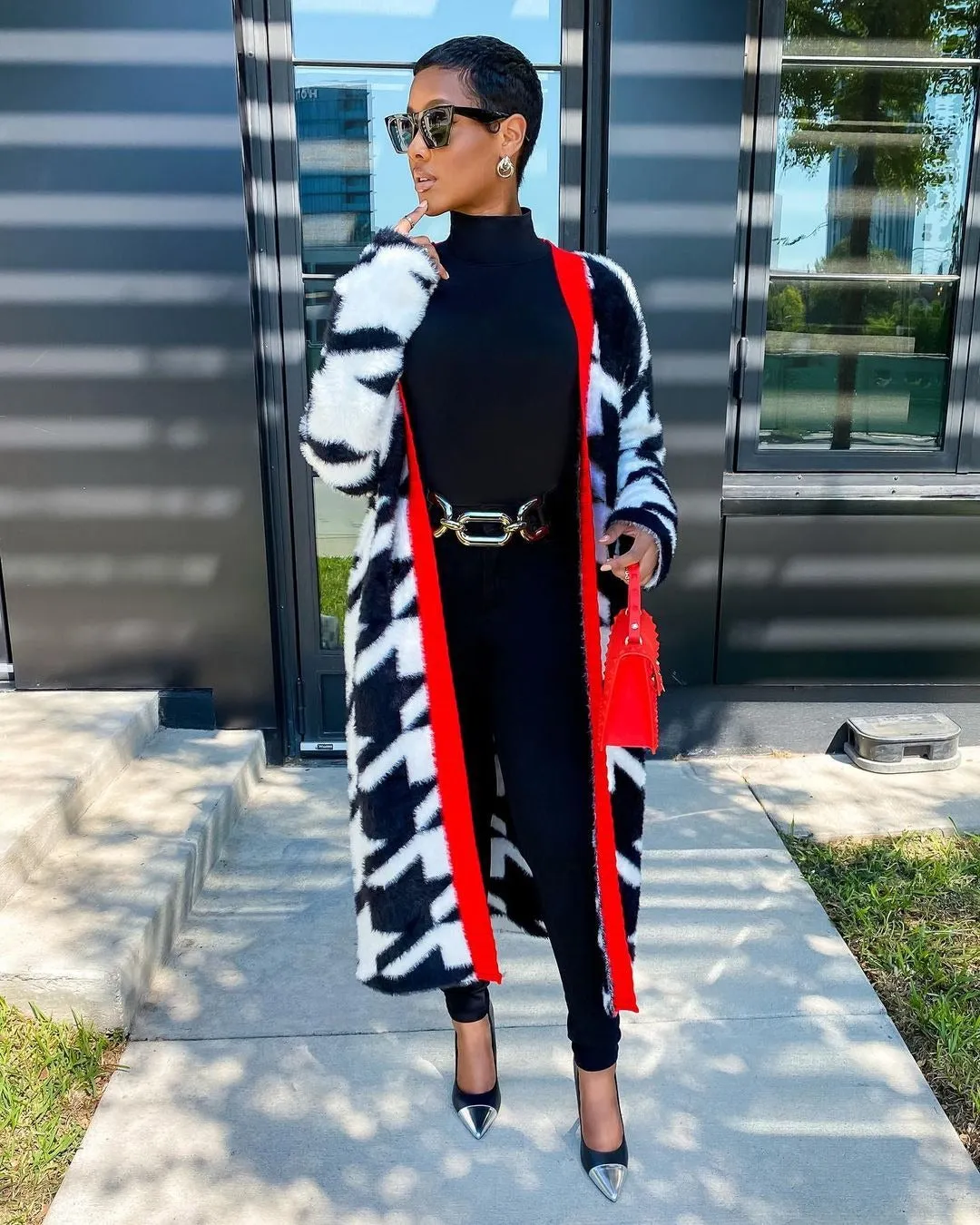 Bold Houndstooth Longline Coat with Contrast Trim for Chic Winter Styling
