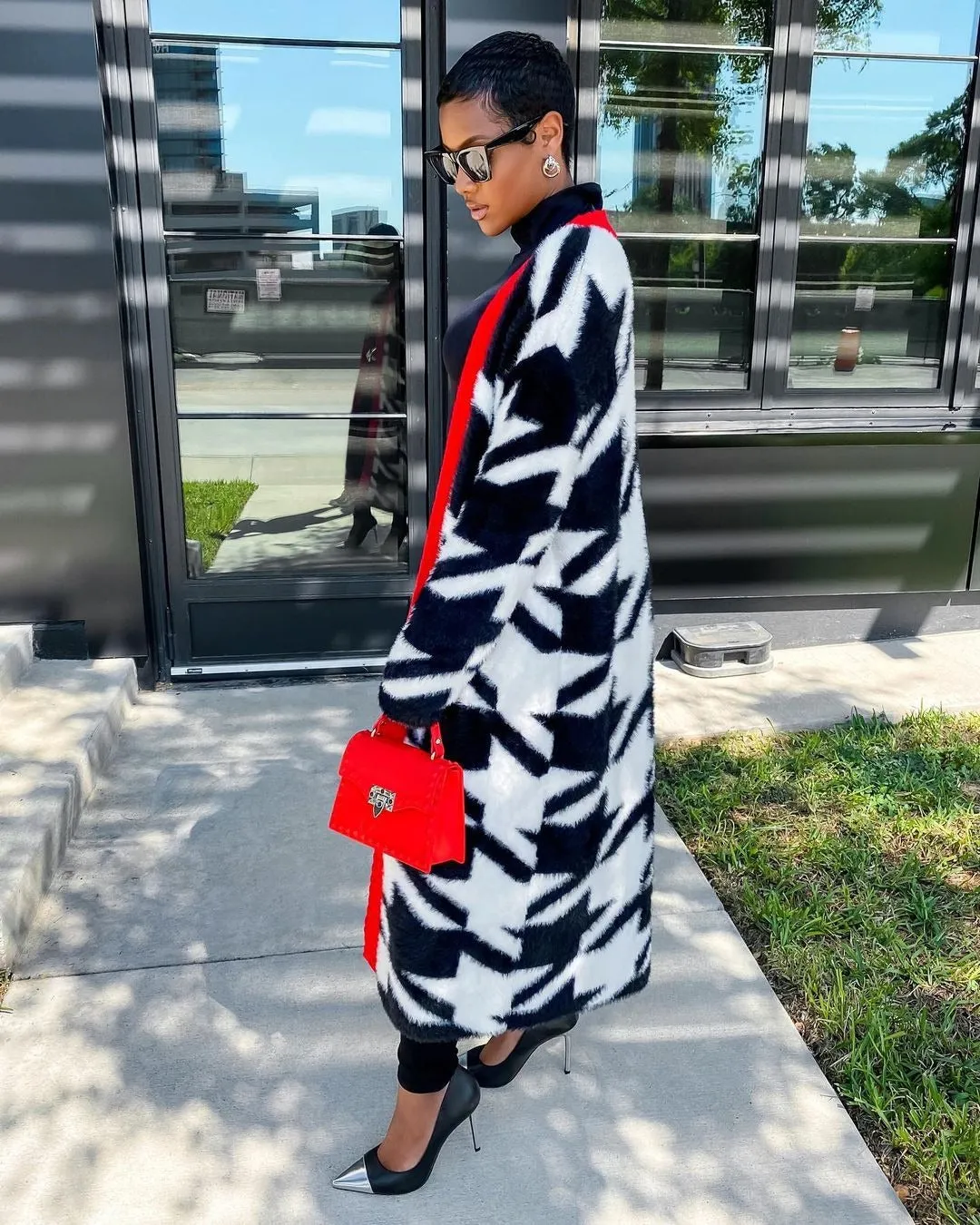 Bold Houndstooth Longline Coat with Contrast Trim for Chic Winter Styling