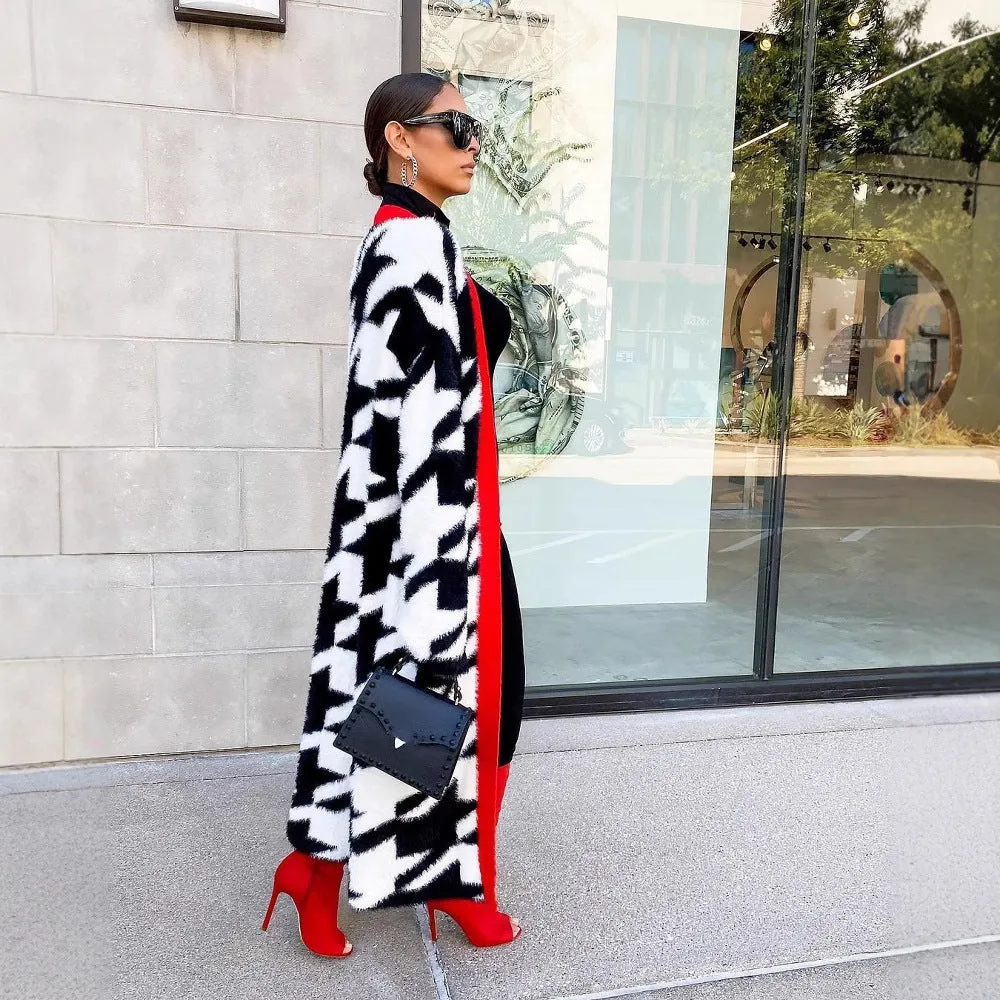 Bold Houndstooth Longline Coat with Contrast Trim for Chic Winter Styling